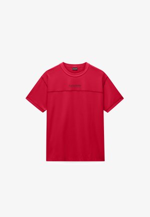 Maglietta rossa con collo rotondo e maniche corte. Presenta "NAPAPIJRI" ricamato in nero sul petto. Tessuto dalla texture liscia.