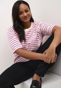 Kaffe Curve KCWINNI - T-shirt print - ant. white fuchsia stripe