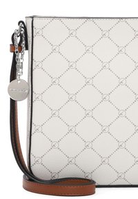 Světlé šedé kabelky vyrobené z texturované kůže, která má diamantový vzor s kruhy. Obsahuje hnědý popruh a stříbrné kování.