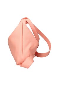 Perzikkleurige leren tas met een unieke driehoekige vorm, voorzien van een enkele schouderband en een gestructureerd oppervlak. Minimalistisch ontwerp zonder zichtbare hardware.