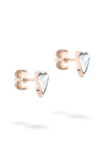 Roséguld studs örhängen med klara hjärtformade kristaller hållna av fjärilslås på en vit bakgrund.