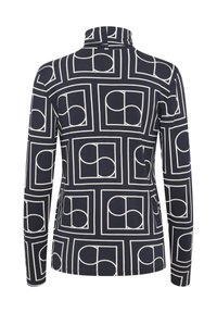 Mørkeblå langærmet top med høj krave, der har et hvidt geometrisk mønster af sammenflettede former og firkanter i hele stoffet.