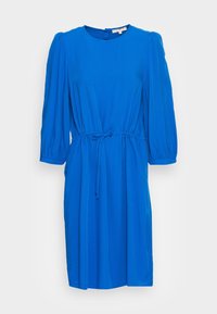 Sininen mekko, joka on valmistettu sileästä kankaasta. Mekossa on pyöreä pääntie, puffihihat ja vyötäröllä vyö. Siinä on sivutaskut ja rento istuvuus.