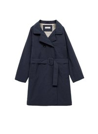 Temno moder plašč s pasom, dvojnim gumbom in velikim ovratnikom. Ima vzorčasto podlogo in dve stranski žepu.