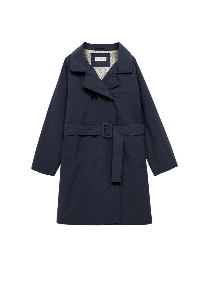 Temno moder plašč s pasom, dvojnim gumbom in velikim ovratnikom. Ima vzorčasto podlogo in dve stranski žepu.