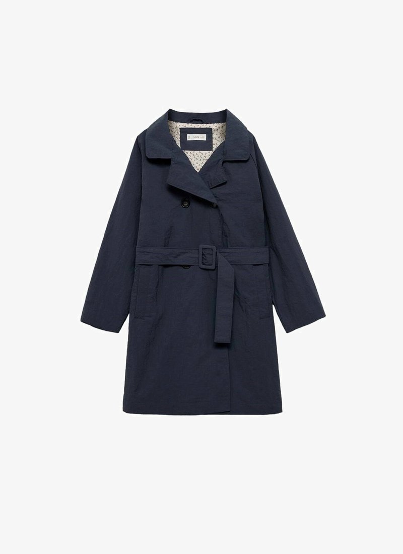 Temno moder plašč s pasom, dvojnim gumbom in velikim ovratnikom. Ima vzorčasto podlogo in dve stranski žepu.