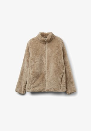 Chaqueta de forro polar beige y suave con un alto cuello y cierre de cremallera, con bolsillos laterales y una textura suave. Sin patrones ni detalles metálicos.