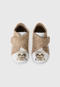 Brune filt slippers med et sloth ansiktsdesign på en hvit front. Har en borrelåsrem og en avrundet tå for komfort.