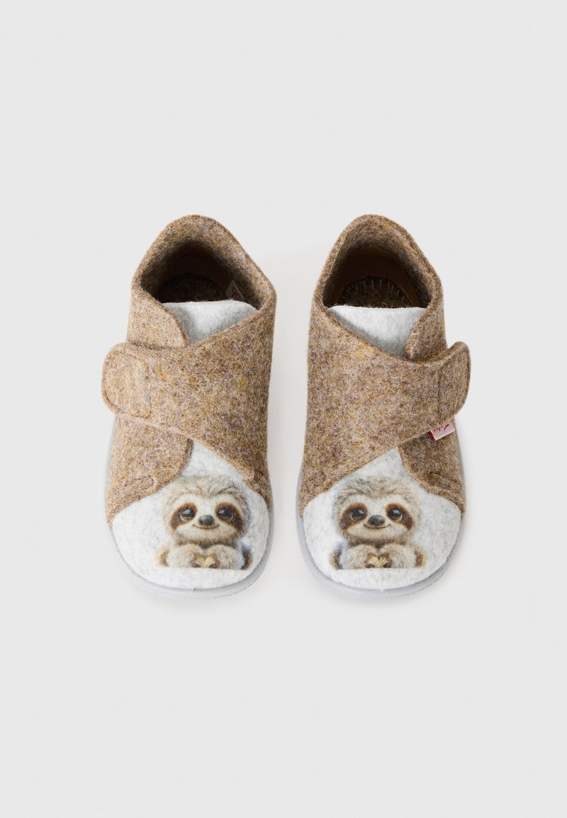 Brune filt slippers med et sloth ansiktsdesign på en hvit front. Har en borrelåsrem og en avrundet tå for komfort.