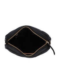 Borsa a tracolla in pelle nera con zip dorata. Presenta una texture liscia, una forma arrotondata e un interno aperto con una fodera beige.