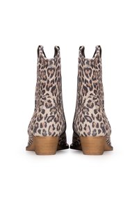 Botines de animal print de leopardo con una textura suave y lisa y un tacón de madera. Construidos sin hardware visible ni adornos.
