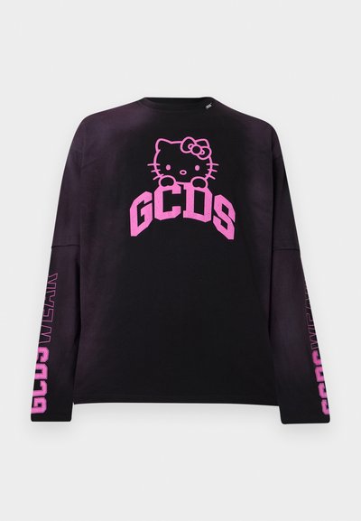 Μαύρο μακρυμάνικο πουκάμισο με ροζ γραφικό Hello Kitty και κείμενο "GCDS" στο στήθος και κείμενο "GCDS WEAR" στα μανίκια.