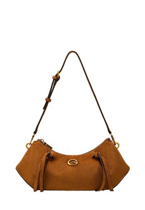 Sac à bandoulière en daim marron avec logo doré "G", sangle réglable, fermeture à glissière et détails à pampilles de chaque côté.