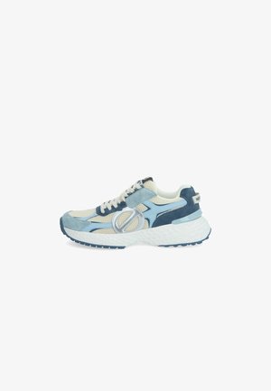 Sneaker atletica da uomo in mesh beige con sovrapposizioni in suede blu chiaro e scuro, suola bianca texturizzata e logo circolare argentato sul lato.