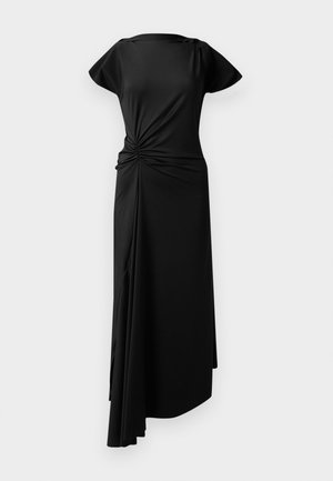 Vestido preto com mangas curtas, design assimétrico, detalhe de nó franzido na cintura e saia fluida que atinge a altura da meia panturrilha. Textura de tecido suave.