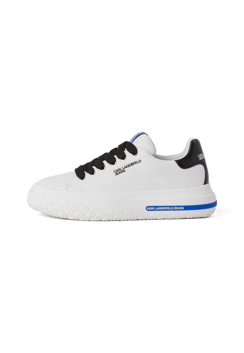 Adidași albi cu șireturi negre și un accent albastru. Construiți dintr-un material neted, având o talpă texturată și un logo pe lateral.