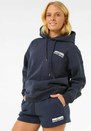 Navyblauwe hoodie en shorts set van katoen, voorzien van een voorzak, trekkoord in de capuchon en een witte opdruk van het logo op de borst en op de shorts.