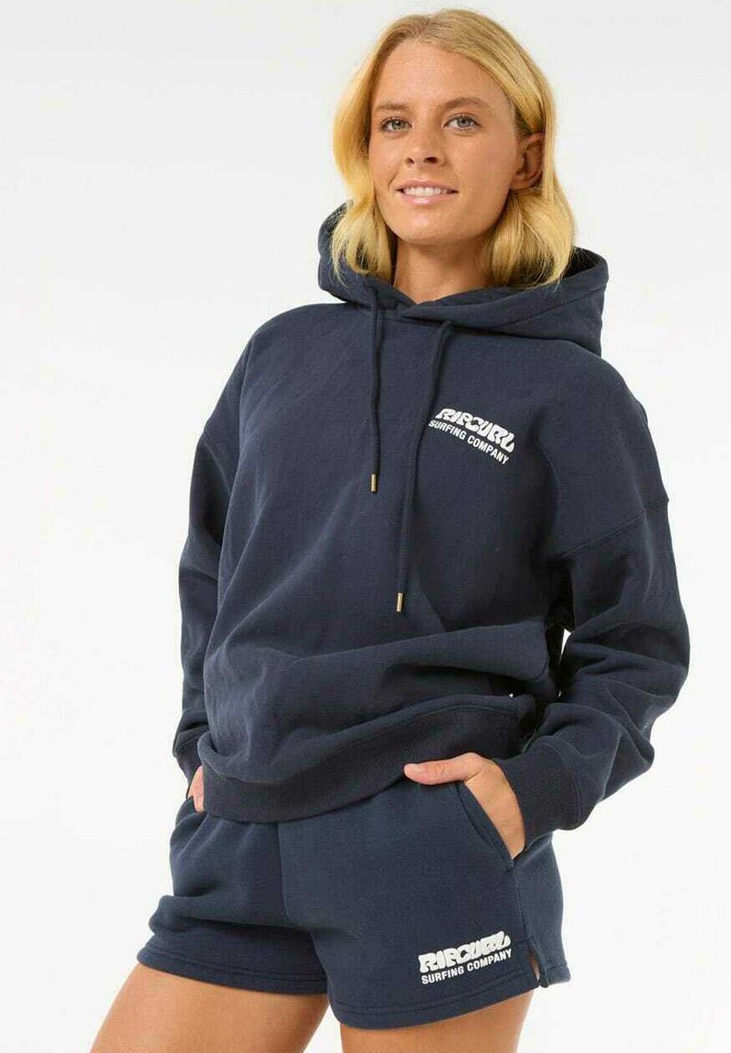 Navyblauwe hoodie en shorts set van katoen, voorzien van een voorzak, trekkoord in de capuchon en een witte opdruk van het logo op de borst en op de shorts.