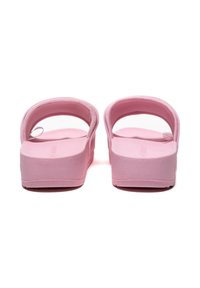 Infradito rosa in gomma con suola piatta, cinturini arrotondati e una texture liscia. Presentano un leggero tacco e un design minimalista.