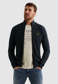 Sélectionné, salute