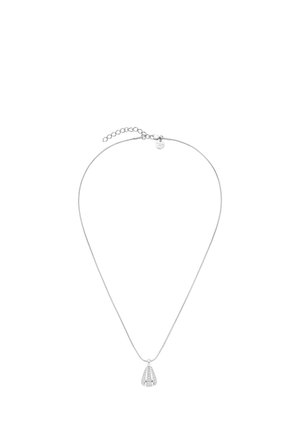 Collar de plata con una cadena delicada y un colgante en forma de lágrima que presenta una fila de adornos claros como detalle.