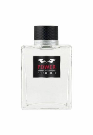 Gennemsigtig firkantet glasflaske med en sort tekstureret hætte. Etiketten har "POWER of SEDUCTION" i rødt og hvidt tekst mod en sort baggrund.