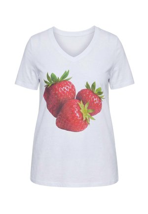Bílé tričko s výstřihem do V, na přední střední části je grafika tří velkých červených jahod se zelenými listy.