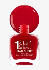 Rød gele neglelakk i en firkantet glassflaske med et rundt rødt lokk. Merket sier "1 STEP GEL MANICURE NAILS.INC LONDON." 14 ml størrelse.