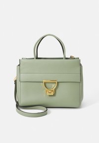 Roheline nahast käekott kuldse riistvaraga, ruudukujuline, kahe ülaosa sangaga ja eemaldatava rihmaga. Omadusteks esikaanega lukustus ja peen tekstuuriga viimistlus.