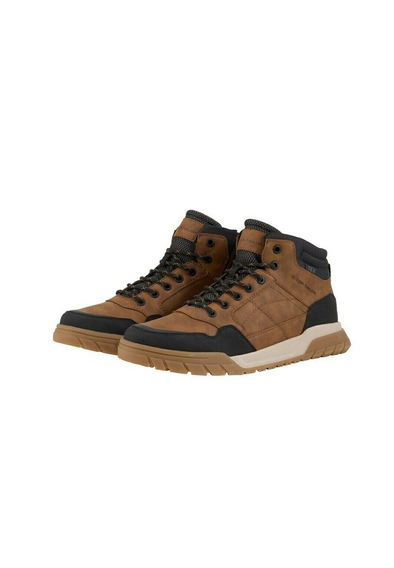 Brązowe buty typu high-top z skórzaną cholewką, czarnymi akcentami z siatki, gumową podeszwą oraz teksturowanymi detalami po bokach. Zapięcie na sznurowadła.