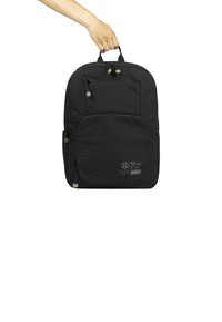 Sac à dos en tissu noir avec deux fermetures à glissière, poche avant et détail de logo. Doté d'une poignée supérieure et de bretelles rembourrées.