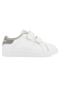 Zapatillas blancas con dos correas de Velcro, detalles en ante gris en el talón, suela de goma texturizada y suturas sutiles a lo largo de la parte superior.