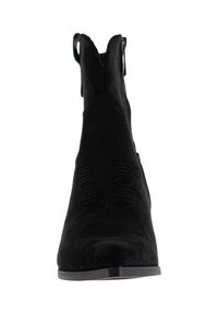 Stivaletti alla caviglia in suede nero con punta appuntita, inserti laterali elastici e cuciture decorative sul davanti. Suola piatta per comfort.