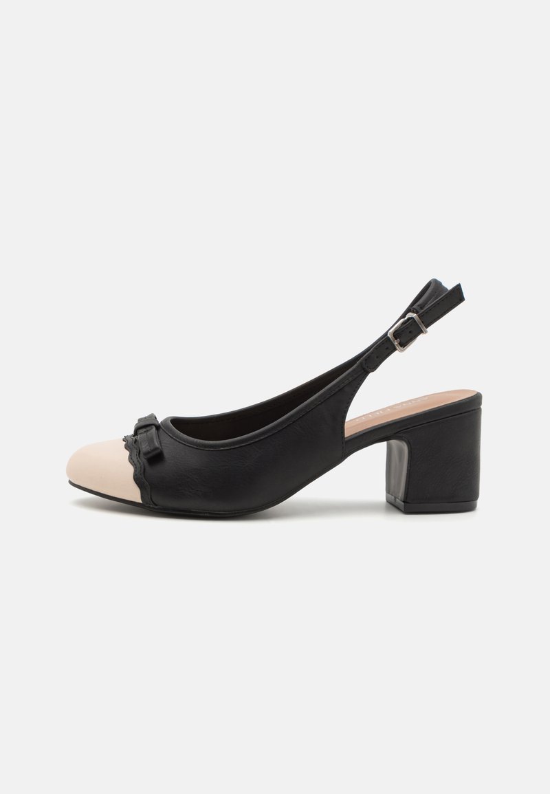 Sapato slingback preto com biqueira bege, design arredondado, salto bloco baixo, detalhe decorativo de laço e acabamentos em forma de ondas.
