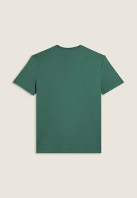Camiseta de algodón verde con mangas cortas y cuello redondo, que presenta una textura suave y un diseño minimalista.