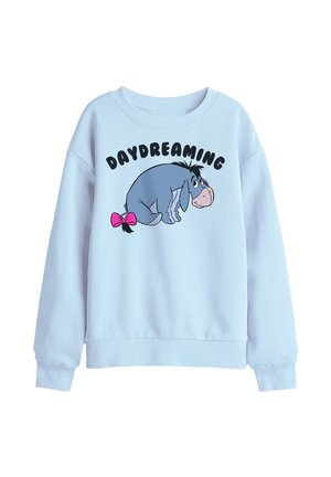 Hellblauer Pullover mit einem gezeichneten schläfrigen Esel und dem Wort "DAYDREAMING" darüber, mit einer pinken Schleife am Schwanz des Esels.