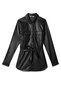 Chemise en cuir noir à manches longues, avec un devant boutonné, deux poches poitrine et une taille ceinturée. Texture lisse avec une coupe ajustée.