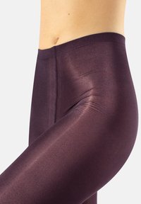 Lśniące bordowe legginsy z elastycznego materiału, charakteryzujące się gładką powierzchnią i dopasowanym krojem bez widocznych szwów.