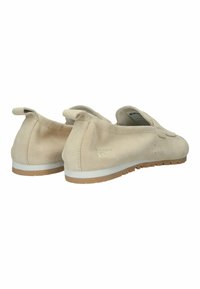 Beiget mokkanahkaiset slip-on-mokkasiinit valkoisilla välipohjilla ja kumipohjilla, joissa on kantavetoremmit ja hillitty sivumerkintä.