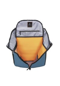 Rucksack mit blauer Außenseite, grauem Innenfutter und vibrant orangem Innenraum. Verfügt über eine Reißverschlusstasche und Netztaschen.