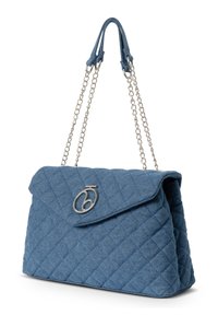 Sininen päälystetty käsilaukku, jossa on läppäkiinnitys, hopeiset ketjuhanat ja näyttävä metallilogo. Pehmeä kankaan rakenne, jossa on vinovetoketju.