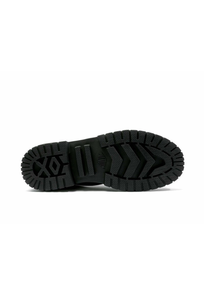 Semelle de chaussure en caoutchouc noir avec un motif de bande de roulement profond et texturé. Comprend des rainures prononcées et un design en zigzag pour une meilleure adhérence.