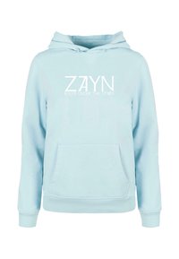 Világoskék kapucnis pulóver puha anyagból, elülső zsebbel. Jellemzője a fehér szöveg: "ZAYN ROOM UNDER THE STAIRS" a mellkason.