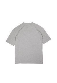 Šedé tričko s krátkým rukávem, kulatým výstřihem, vyrobené z měkké a lehké tkaniny. Disponuje raglánovými rukávy a jemným logem na spodní části.