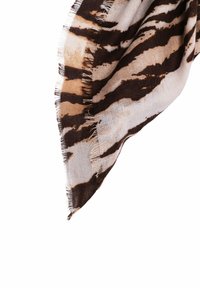 Sciarpa a motivo marrone e crema con bordi frangiati, caratterizzata da un design a strisce di tigre su un tessuto leggero.
