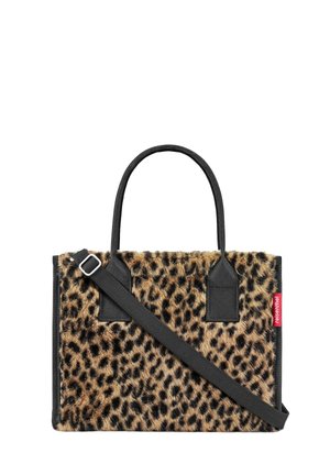 Rechteckige Handtasche aus Kunstfell mit Leopardenmuster, schwarzen Griffen und verstellbarem Schulterriemen, rotes Seitenschild mit weißem Markentext.