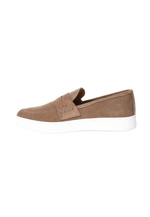 Scarpa slip-on in suede marrone con suola in gomma bianca. Presenta dettagli cuciti, punta rotonda e un design a profilo basso.