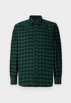 Camicia a maniche lunghe con motivo a scacchi verde e nero, due tasche sul petto, colletto e un piccolo logo a bandiera sulla tasca destra.
