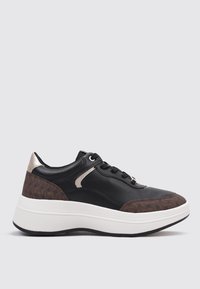 Zapatilla negra con acentos marrones texturizados y una suela media blanca. Presenta un diseño de cordones y un detalle metálico en el lateral.