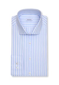 Chemise habillée à manches longues rayée verticalement bleu clair et blanche, avec col ouvert et boutons blancs, soigneusement pliée sur un fond blanc.